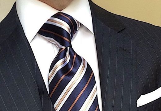 真丝领带与黑西装更配-【汉森领带】